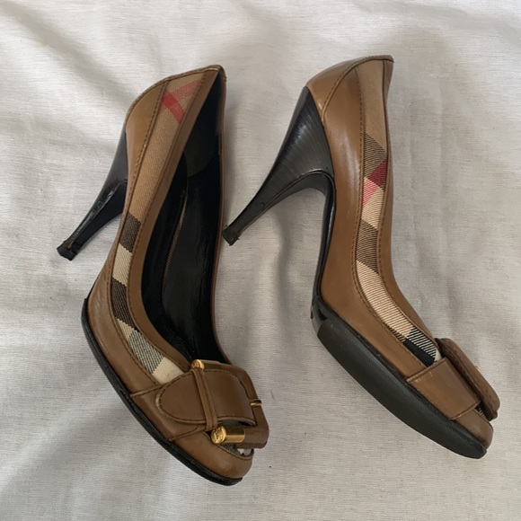 Burberry heels with buckle detail - Picture 3 of 8
